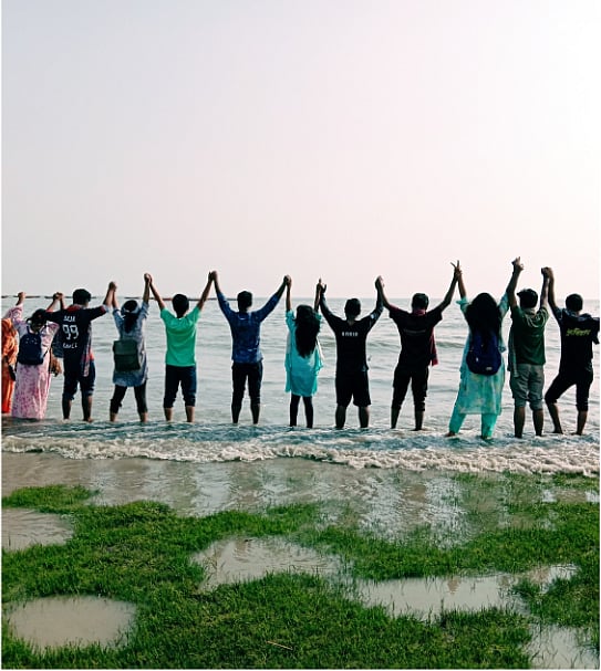 সমুদ্রে আড্ডাবাজির দল। ছবি: সংগৃহীত