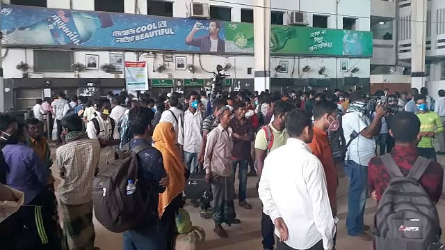 করোনাভাইরাসের বিস্তার রোধে সরকার প্রথম দফায় ছুটি ঘোষণার পর গ্রামের বাড়ি ফিরতে কমলাপুর রেলস্টেশনে মানুষের ভিড়। (ফাইল ছবি)