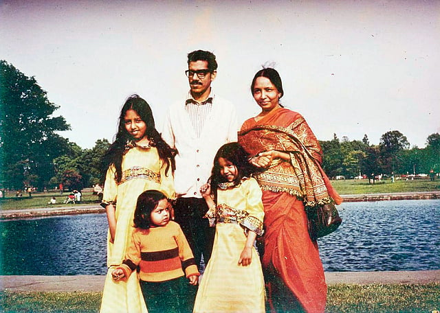 স্ত্রী িসদ্দিকা জামান, দুই মেয়ে রুচিতা জামান ও সুচিতা জামান এবং ছেলে আনন্দ জামানের  সঙ্গে অধ্যাপক আনিসুজ্জামান