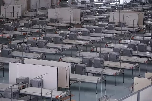 রাজধানীর ইন্টারন্যাশনাল কনভেনশন সিটি বসুন্ধরায় (আইসিসিবি) কোভিড-১৯ চিকিৎসার জন্য স্থাপিত দুই হাজার ১৩ শয্যার অস্থায়ী হাসপাতাল। ফাইল ছবি