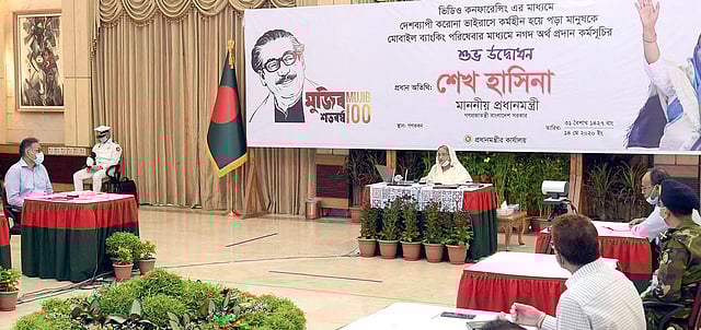 মোবাইল ব্যাংকিং পরিসেবা ব্যবহার করে সুবিধাভোগীদের হিসাবে সরাসরি নগদ অর্থ বিতরণ কার্যক্রম উদ্বোধন করেন প্রধানমন্ত্রী শেখ হাসিনা। গত ১৪ মে গণভবন থেকে ভিডিও কনফারেন্সিংয়ের মাধ্যমে। ছবি: ফোকাস বাংলা