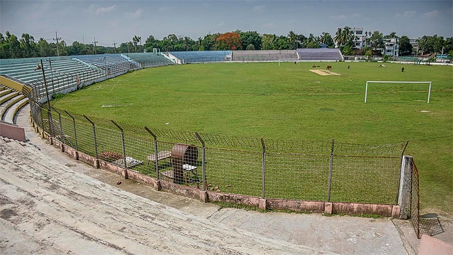 করোনাভাইরাসের প্রাদুর্ভাবে প্রায় দুই মাস ধরে গাইবান্ধায় খেলাধুলা বন্ধ। খাঁ খাঁ করছে জেলার ঐতিহ্যবাহী ও ব্যস্ততম শাহ আবদুল হামিদ স্টেডিয়াম। ছবি: প্রথম আলো