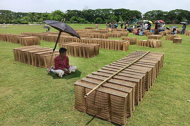পাবনার অন্যতম বৃহৎ চারুর হাট এটি। প্রতিবছর বর্ষার আগে মাছ ধরার এই ফাঁদ বিক্রির হাট ক্রেতা-বিক্রেতায় জমজমাট থাকে। তবে করোনার প্রভাবে এবার ক্রেতা-বিক্রেতা কম। রেলাবাজার হাট, চাটমোহর, পাবনা, ১৭ মে। ছবি- হাসান মাহমুদ