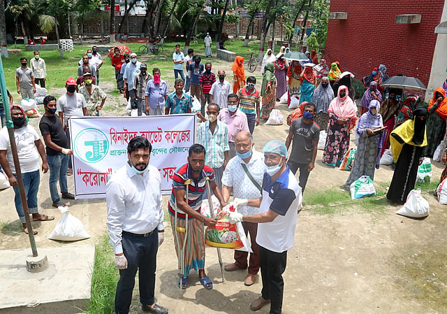 ঝিনাইদহ এক্স ক্যাডেট কলেজ অ্যাসেসিয়েশন যশোরের সদস্যরা করোনার প্রভাবে কষ্টে থাকা অসহায়-দুস্থ-কর্মহীন ১৫০ জন মানুষের মাঝে খাদ্যসহায়তা  ও নগদ টাকা বিতরণ করেন। নবকিশলয় স্কুল, যশোর, ১৮ মে। ছবি : এহসান-উদ-দৌলা