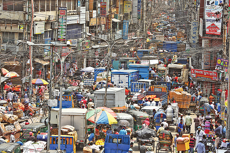 কথা ছিল ঢাকায় সীমিত পর্যায়ে দোকানপাট খুলবে, নেওয়া হবে স্বাস্থ্য সুরক্ষার নানা ব্যবস্থা। কিন্তু কার্যত কোনো কিছুই সীমিত থাকছে না। সামাজিক দূরত্ব বজায় রাখা হচ্ছে না, স্বাস্থ্য সুরক্ষার ব্যবস্থা বেশির ভাগ ক্ষেত্রেই নেই। তদারকিও অনুপস্থিত। করোনাভাইরাসে আক্রান্ত বৃদ্ধির প্রবণতার মধ্যেই ক্রেতা-বিক্রেতা, পথচারী ও যানবাহনের জট। গতকাল ঢাকার নবাবপুর রোডে।  ছবি: আশরাফুল আলম