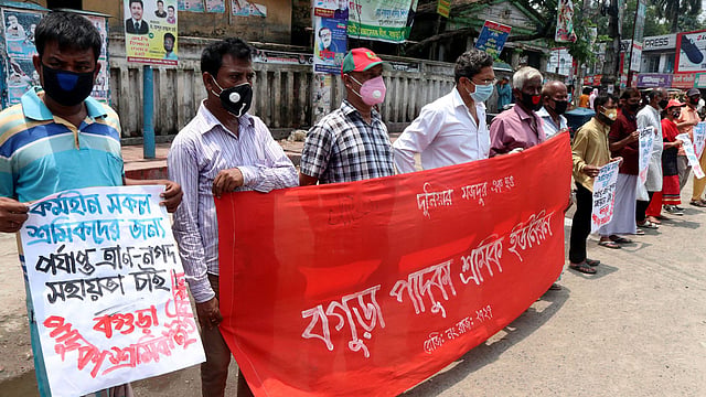কর্মহীন শ্রমিকদের ত্রাণ সহায়তা ও বছরজুড়ে রেশনের দাবিতে বগুড়া পাদুকা শ্রমিক ইউনিয়ন বগুড়া জেলা শাখার উদ্যোগে মানববন্ধন। সাতমাথা এলাকা, বগুড়া শহর, ১৮ মে। ছবি: সোয়েল রানা
