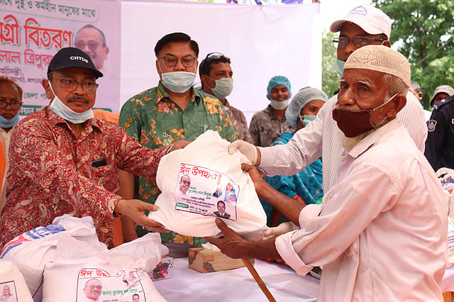 করোনার প্রভাবে কর্মহীন ও অসহায় মানুষের মাঝে সহায়তা সামগ্রী বিতরণ। ডাইনছড়ি পুরাতন সরকারি প্রাথমিক বিদ্যালয়, মানিকছড়ি, খাগড়াছড়ি, ১৮ মে। ছবি: নীরব চৌধুরী