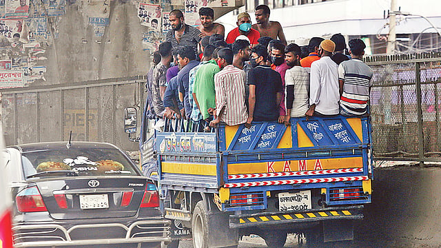 সায়েদাবাদ ও যাত্রাবাড়ী এলাকা থেকে গণপরিবহন না চললেও পিকআপ, ট্রাক ও মোটরসাইকেলে মানুষের চলাচল থেমে নেই। গতকাল দুপুরে যাত্রাবাড়ী থানার সামনে।   ছবি: হাসান রাজা