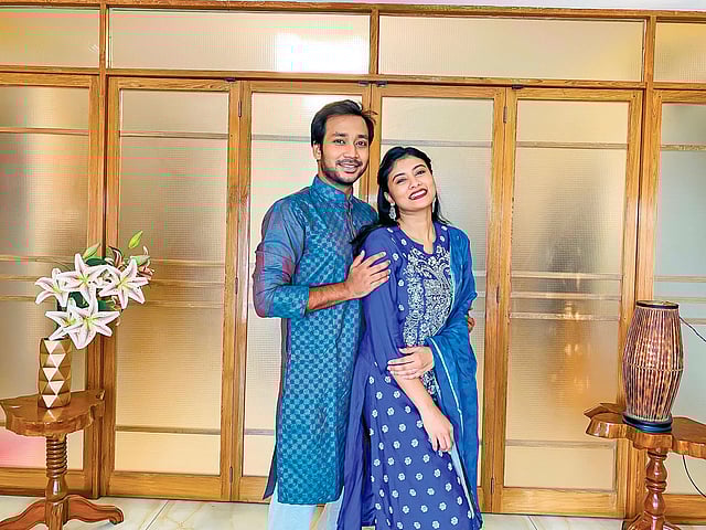 এক বেলা দুজনে সাজবেন নীল পোশাকে