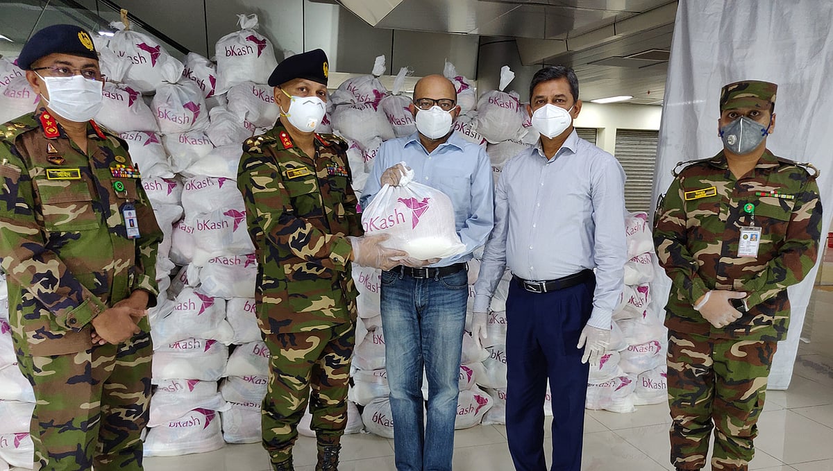 করোনা দূর্গত ৫০০০ পরিবারকে ৩৫ লাখ টাকার খাদ্য সহায়তা দিচ্ছে বিকাশ। সেনা কল্যান সংস্থার তত্ত্বাবধানে সেনা সদস্যরা দুস্থ পরিবারগুলোর মাঝে পৌঁছে দেবে এই খাদ্য সহায়তা। ছবি: বিজ্ঞপ্তি