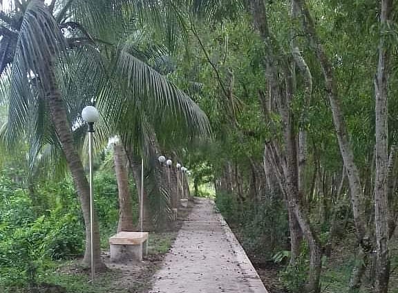 হাজারো প্রেম বিরহের সাক্ষী নীলদিঘির পাড়ে নেই চলাচল, নিস্তব্ধে পড়ে আছে দিঘির পাড়। ছবি: তারেক রহমান ঈমন