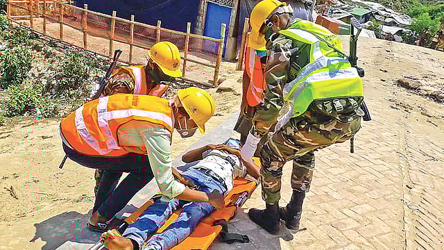 ঘূর্ণিঝড় মোকাবিলায় কক্সবাজারে রোহিঙ্গাশিবিরে সেনাবাহিনীর তত্ত্বাবধানে বিভিন্ন সংস্থার অংশগ্রহণে যৌথ মহড়া। গতকাল দুপুরে উখিয়ার কুতুপালং শিবিরে।  ছবি: সংগৃহীত