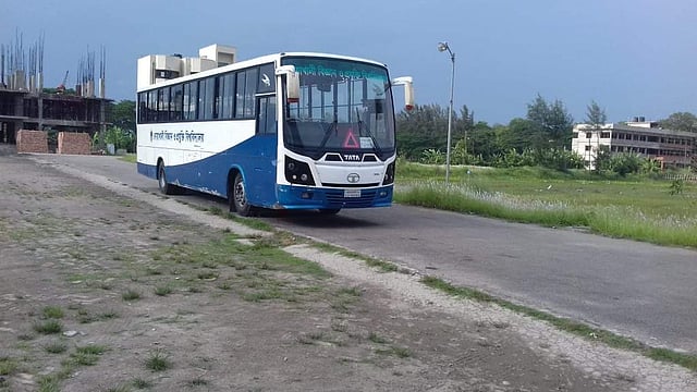 স্বপ্নের ফেরিওয়ালা বাসটি স্বপ্নবাজদের অপেক্ষায়। ছবি: তারেক রহমান ঈমন
