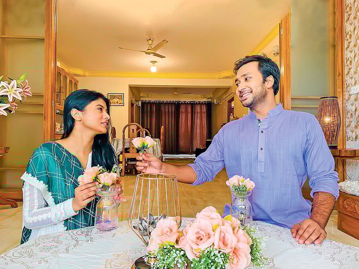 ঘর সুন্দর করে সাজিয়ে সেখানে আনবেন ঈদ উৎসবের আমেজ। মডেল হয়েছেন অভিনয়শিল্পী দম্পতি টয়া ও শাওন। ছবি: সংগৃহীত