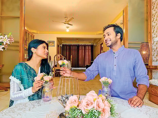 ঘর সুন্দর করে সাজিয়ে সেখানে আনবেন ঈদ উৎসবের আমেজ। মডেল হয়েছেন অভিনয়শিল্পী দম্পতি টয়া ও শাওন। ছবি: সংগৃহীত