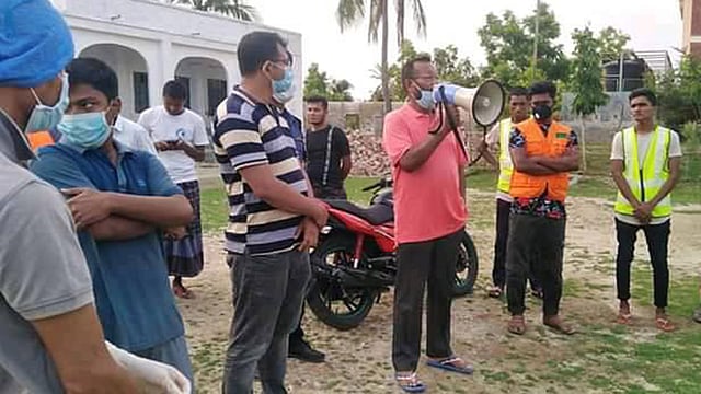 মানুষকে আশ্রয়কেন্দ্রে যেতে ম্বেচ্ছাসেবীদের মাইকিং। গতকাল সাতক্ষীরার শ্যামনগরের গাবুরা ইউনিয়নে। ছবি: প্রথম আলো