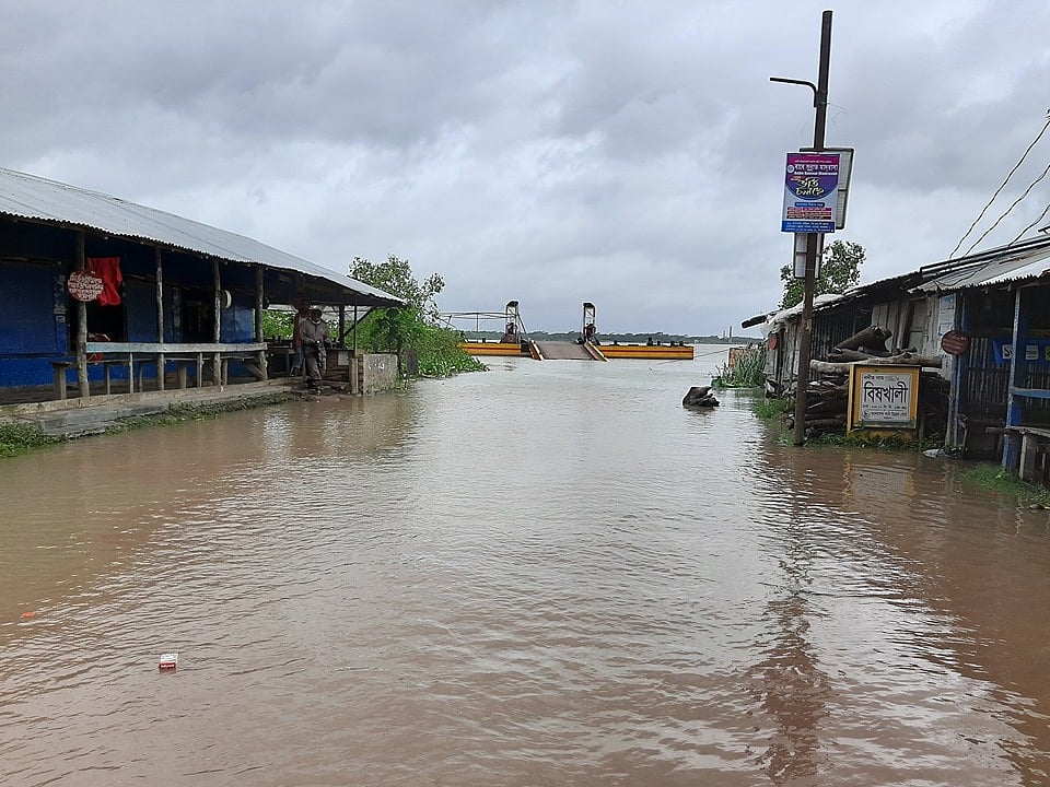 ঘূর্ণিঝড় আম্পানের প্রভাবে স্বাভাবিক জোয়ারের চেয়ে ছয় থেকে সাত ফুট উচ্চতায় বরগুনার তিনটি নদীর পানি প্রবাহিত হয়েছে। এতে নিম্নাঞ্চল প্লাবিত হয়েছে। ছবিটি আজ বুধবার সদর উপজেলার বড়ইতলা ফেরিঘাট থেকে তোলা। ছবি: মোহাম্মদ রফিক