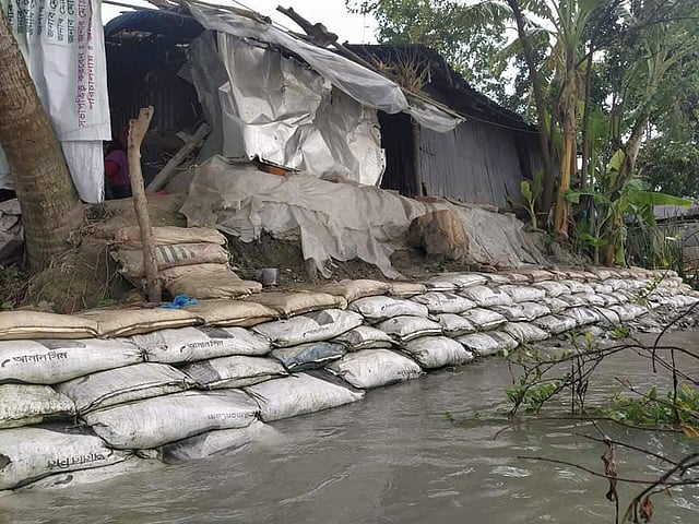 নদীর তীরে এভাবে ঝুপড়ি ঘরে বসবাস করে উপকূলের মানুষ। ঘূর্ণিঝড় আম্পানের ক্ষয়ক্ষতির উচ্চ ঝুঁকিতে রয়েছে এসব পরিবার। বলেশ্বর নদ তীরবর্তী চারাখালী গ্রাম, ইন্দুরকানি, পিরোজপুর, ১৯ মে। ছবি: এ কে এম ফয়সাল
