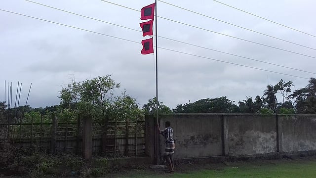 ঘূর্ণিঝড় আম্পানে বিপদ বুঝাতে টানানো হয়েছে তিন পতাকা। আজ বুধবার সকালে বানীশান্তা পিনাকপানি আশ্রয়কেন্দ্র থেকে তোলা। ছবি: প্রথম আলো