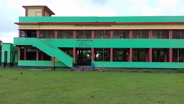 খুলনার দাকোপের বানীশান্তা পিনাকপানি বিদ্যালয়ের আশ্রয়কেন্দ্র ফাঁকা পড়ে আছে। আজ বুধবার সকাল পর্যন্ত যেখানে আশ্রয়ের জন্য কেউ আসেননি। ছবি: প্রথম আলো