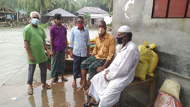 নিরাপদ স্থানে আশ্রয় নিতে খেয়া পারের অপেক্ষায় মানুষ। কাউখালী, পিরোজপুর, ২০ মে। ছবি: এ কে এম ফয়সাল