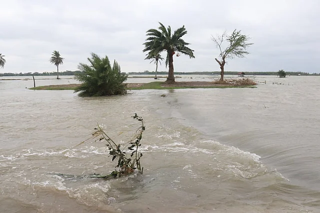 ঘূর্ণিঝড় আম্পানের তাণ্ডবে খুলনার কয়রা উপজেলার চারটি ইউনিয়নের বাঁধ ভেঙে প্লাবিত হয় গ্রামগুলো। কয়রা উপজেলা, খুলনা, ২১ মে। ছবি: সাদ্দাম হোসেন