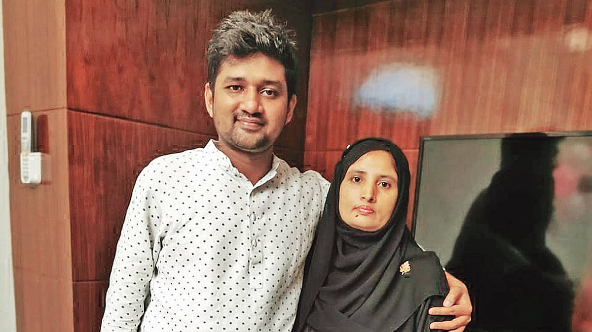 মায়ের সঙ্গে রিদুয়ান ইবনে ছাত্তার।  সংগৃহীত