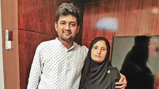 মায়ের সঙ্গে রিদুয়ান ইবনে ছাত্তার।  সংগৃহীত
