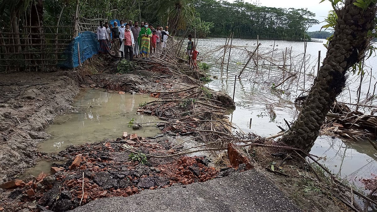 পিরোজপুরের মঠবাড়িয়া উপজেলার টিকিকাটা মাদ্রাসা–সংলগ্ন সড়ক জোয়ারের পানিতে ক্ষতিগ্রস্ত হয়। আজ বৃহস্পতিবার সকালে সড়কটি পরিদর্শন করেন ইউএনও ঊর্মি ভৌমিক। ছবি: প্রথম আলো