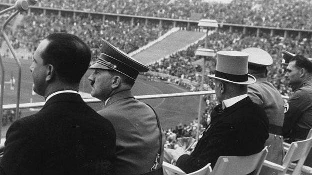 ফুটবল মাঠে হিটলারের এ ছবিটাই বিখ্যাত হয়ে আছে। ফাইল ছবি