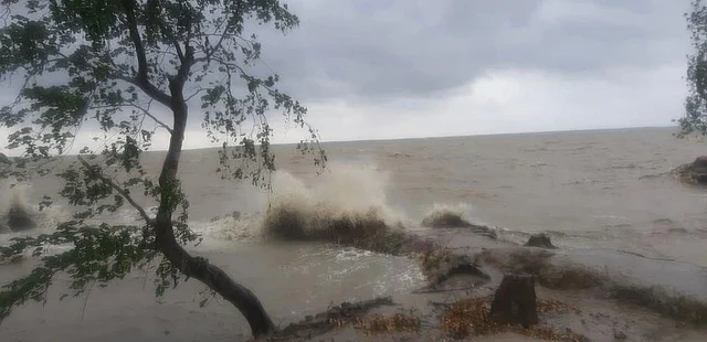 জোয়ারের পানিতে বরিশালের বিভিন্ন জেলার বন্যা নিয়ন্ত্রণ বাঁধ ক্ষতিগ্রস্ত হয়েছে। ঢালচর, চরফ্যাশন উপজেলা, ভোলা, ২১ মে। ছবি: প্রথম আলো