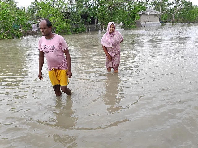 বাঁধ ভেঙে পানি ঢুকে পড়েছে লোকালয়ে। বুড়িগোয়ালিনী ইউনিয়ন, শ্যামনগর, সাতক্ষীরা, ২১ মে। ছবি: সংগৃহীত