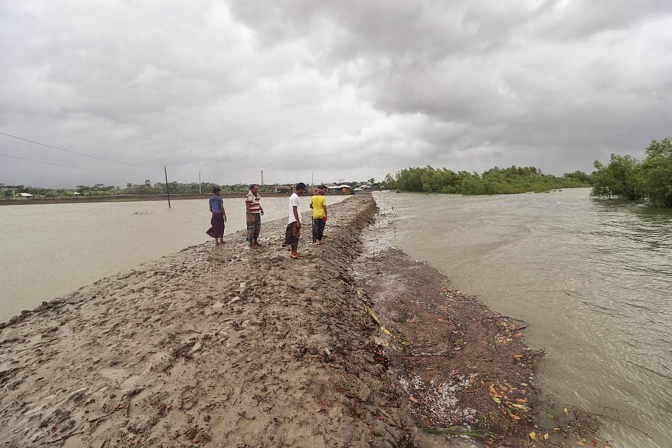 আম্পানের প্রভাবে বাঁধ ভেঙে যাওয়ার উপক্রম। ৩নং কয়রা লঞ্চঘাট এলাকা, কয়রা উপজেলা,  খুলনা, ২০ মে। ছবি: সাদ্দাম হোসেন