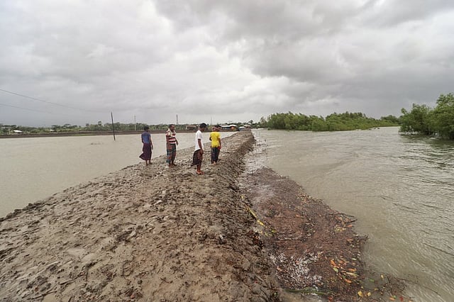 আম্পানের প্রভাবে বাঁধ ভেঙে যাওয়ার উপক্রম। ৩নং কয়রা লঞ্চঘাট এলাকা, কয়রা উপজেলা,  খুলনা, ২০ মে। ছবি: সাদ্দাম হোসেন