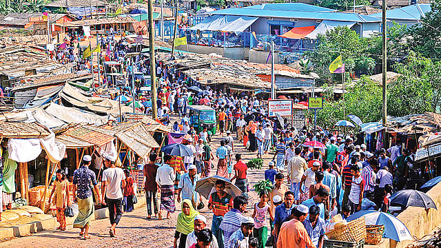 রোহিঙ্গা শিবিরে মানা হচ্ছে না সামাজিক দূরত্ব। উখিয়ার মধুরছড়া বাজারে সম্প্রতি।  প্রথম আলো