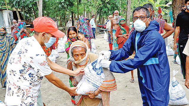 মাগুরায় সাকিব আল হাসান ফাউন্ডেশনের পক্ষে ত্রাণ বিতরণ করছেন সাকিবের বাবা মাশরুর রেজা (ডানে)।  ছবি: সংগৃহীত