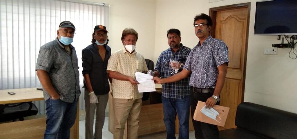 পাঁচ লাখ টাকার চেক হস্তান্তরের সময় উপস্থিত ছিলেন অভিনেতা মামুনুর রশীদ, সালাহউদ্দিন লাভলু এবং এস এ হক অলিক।