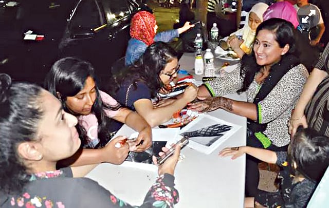 এবার বাইরে নয়, ঘরে বসেই হাত রাঙানো হোক মেহেদিতে। প্রথম আলো