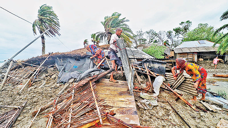 রাতভর ঘূর্ণিঝড় আম্পানের তাণ্ডবে লন্ডভন্ড উপকূলের জনজীবন। কপোতাক্ষ নদের বাঁধটির পাশেই এই বাড়ির অবস্থান। সকালে এসে দেখা যায় বাড়ির কাঠামো বলতে কিছু নেই। বাড়ির অবশিষ্ট জিনিসপত্র সংরক্ষণ করছেন পরিবারের সদস্যরা। গতকাল খুলনার কয়রা উপজেলার হরিণখোলায়।  সাদ্দাম হোসেন