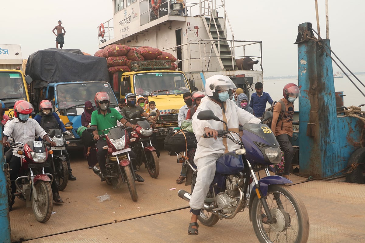 রাজবাড়ীর দৌলতদিয়া ও মানিকগঞ্জের পাটুরিয়া নৌপথে সকাল থেকে দুপুরের আগ পর্যন্ত তুলনামূলক রাজধানী ছেড়ে আসা মানুষের চাপ ছিল একটু বেশি। ছবি: প্রথম আলো