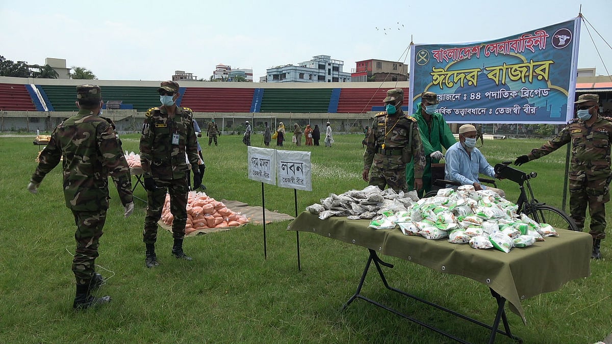 করোনাভাইরাসের প্রভাবে কর্মহীন হয়ে পড়া নিম্ন আয়ের মানুষের জন্য ঈদবাজারের আয়োজন করে বাংলাদেশ সেনাবাহিনী ৪৪ পদাতিক ব্রিগেড। ছবি: প্রথম আলো