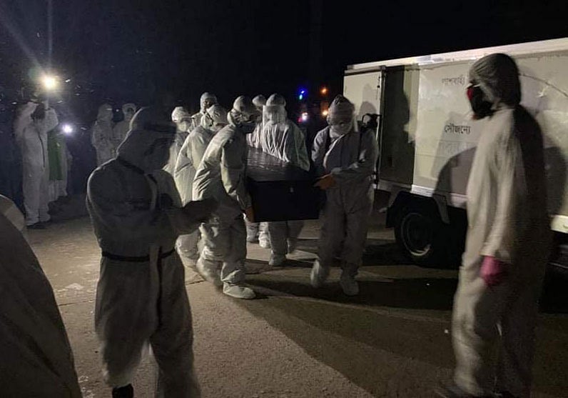 করোনায় মারা যাওয়া পুলিশ কর্মকর্তা মজিবুর রহমান তালুকদারের লাশ দাফনের জন্য নিয়ে যাচ্ছেন কোয়ান্টাম ফাউন্ডেশনের সদস্যরা। বগুড়ার শাজাহানপুর উপজেলার শাকপালা এলাকায়। ছবি: সংগৃহীত