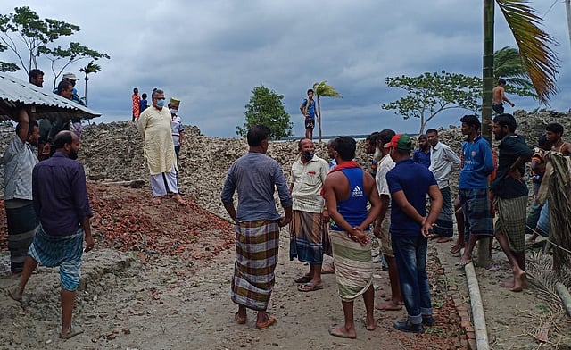 বলেশ্বর নদের তীরে ক্ষতিগ্রস্ত লোকজনের খোঁজখবর নিচ্ছেন উপজেলা বিএনপির সাধারণ সম্পাদক রুহুল আমিন দুলাল। কচুবাড়িয়া গ্রাম, মঠবাড়িয়া, পিরোজপুর।