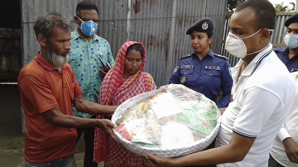 লিজার মা–বাবার হাতে তুলে দেওয়া হয় ঈদ উপহারসামগ্রী। ছবি: প্রথম আলো