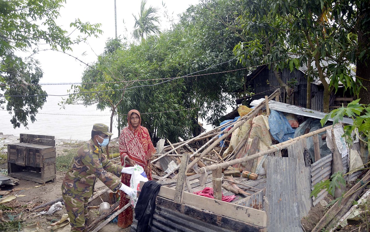 ঘূর্ণিঝড় আম্পানে গৃহহীন এক নারীকে খাদ্যসামগ্রী দিচ্ছে সেনাবাহিনী। খেজুরবাড়িয়া গ্রাম, মঠবাড়িয়া, পিরোজপুর।