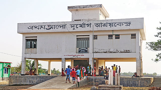 প্রথম আলো দুর্যোগ আশ্রয়কেন্দ্র। গতকাল সাতক্ষীরার শ্যামনগর উপজেলার সুন্দরবন–সংলগ্ন সিংহরতলী গ্রামে।  ছবি: এহসান-উদ-দৌলা