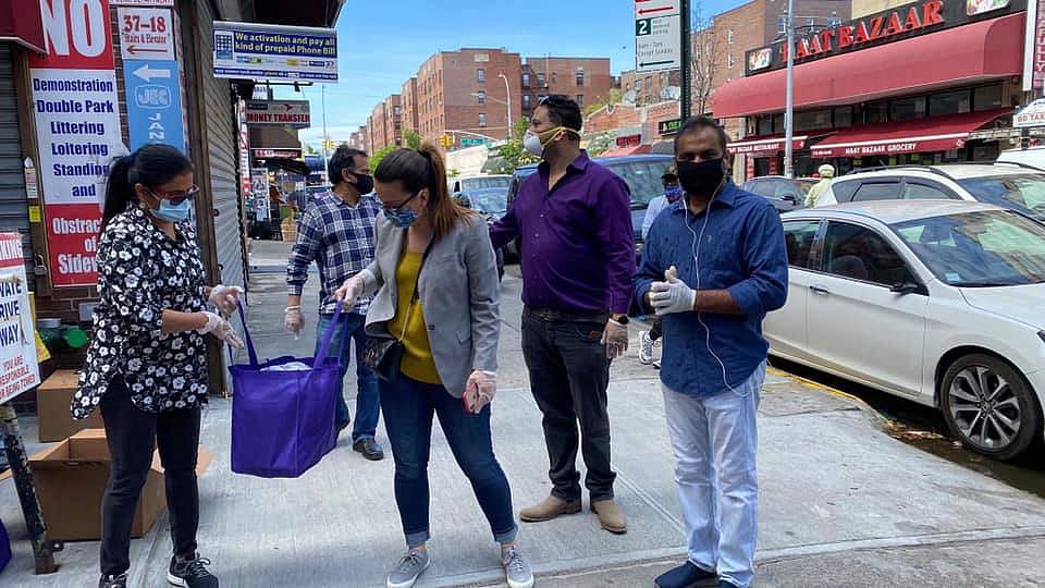 বাংলাদেশিদের মাঝে খাদ্যসামগ্রী বিতরণ করছেন ক্যাটলিনা ক্রুজ। ছবি: সংগৃহীত