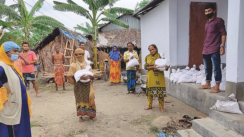 বাগেরহাটে ঘূর্ণিঝড়ে ক্ষতিগ্রস্তদের বাড়ি বাড়ি গিয়ে প্রথম আলো ট্রাস্টের খাদ্যসহায়তা পৌঁছে দিয়েছেন বন্ধুসভার সদস্যরা। গতকাল সদরের চাপাতলা গুচ্ছগ্রামে। ছবি: প্রথম আলো