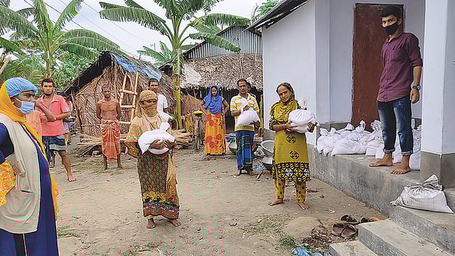 বাগেরহাটে ঘূর্ণিঝড়ে ক্ষতিগ্রস্তদের বাড়ি বাড়ি গিয়ে প্রথম আলো ট্রাস্টের খাদ্যসহায়তা পৌঁছে দিয়েছেন বন্ধুসভার সদস্যরা। গতকাল সদরের চাপাতলা গুচ্ছগ্রামে।  ছবি: প্রথম আলো