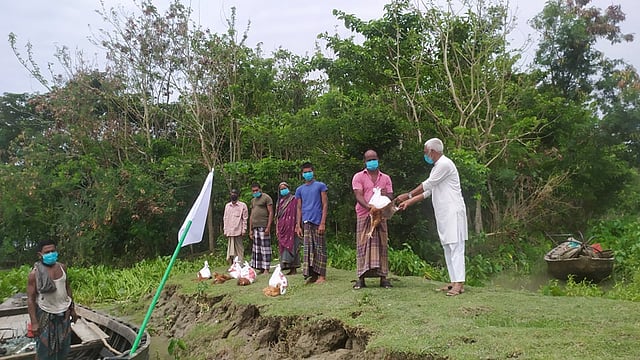 ঘূর্ণিঝড়ে ক্ষতিগ্রস্ত চরের মানুষের হাতে চাল, ডাল, তেল, মুরগিসহ নিত্যপ্রয়োজনীয় খাদ্যসামগ্রী তুলে দিচ্ছেন আবদুল লতিফ নামে এক ব্যক্তি। সোনাকুর গ্রাম, কাউখালী, পিরোজপুর।